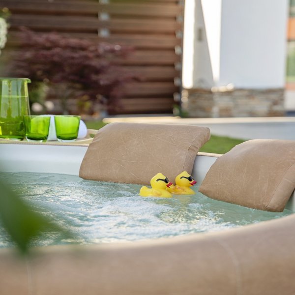 Proč si klienti vybírají právě vířivku Softub? A v čem je lepší než skeletové a levnější než nafukovací vířivky?